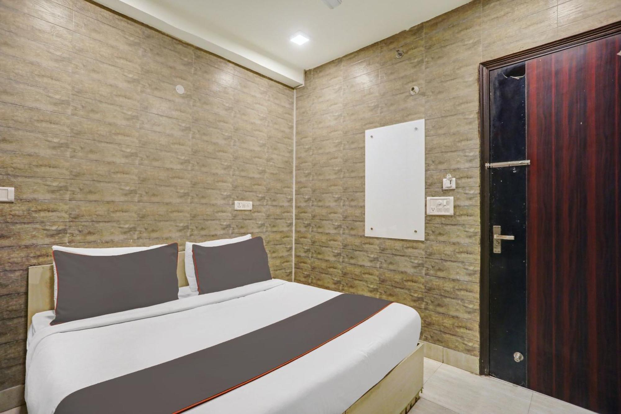 Hotel Collection O Model Town Metro View Nueva Delhi Exterior foto