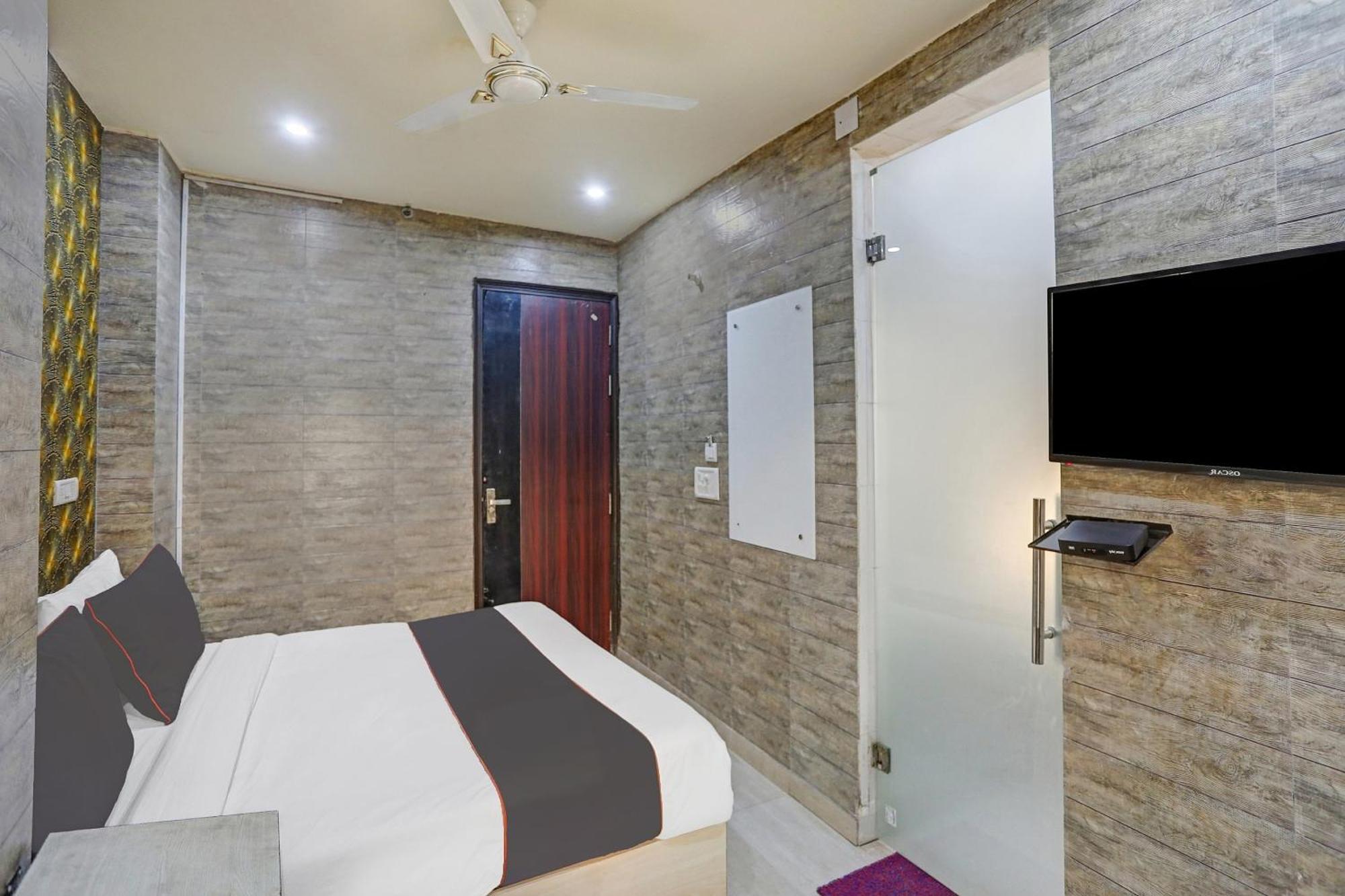 Hotel Collection O Model Town Metro View Nueva Delhi Exterior foto