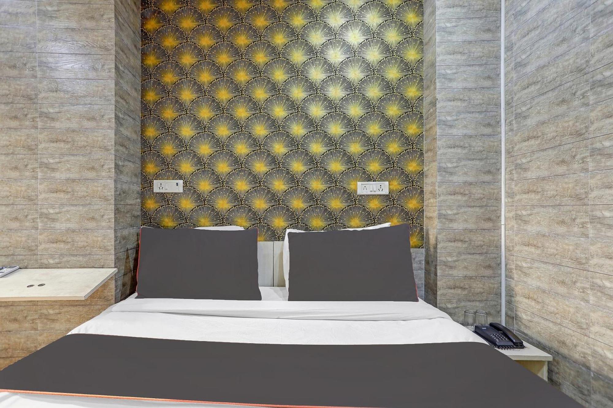 Hotel Collection O Model Town Metro View Nueva Delhi Exterior foto