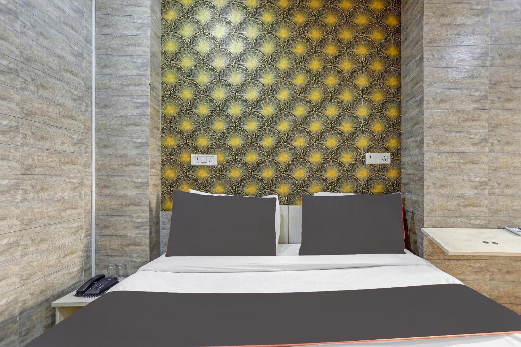 Hotel Collection O Model Town Metro View Nueva Delhi Exterior foto