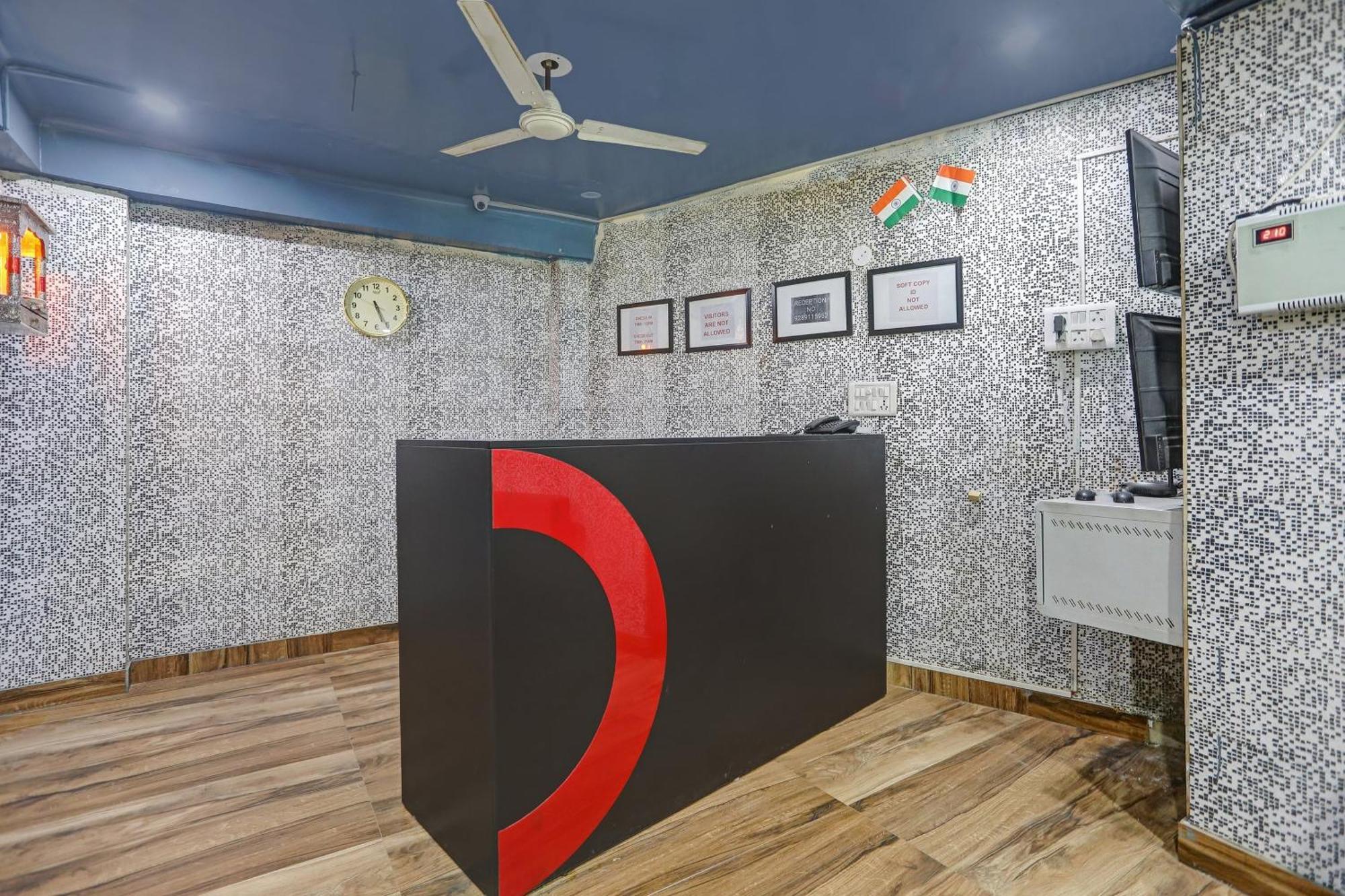 Hotel Collection O Model Town Metro View Nueva Delhi Exterior foto